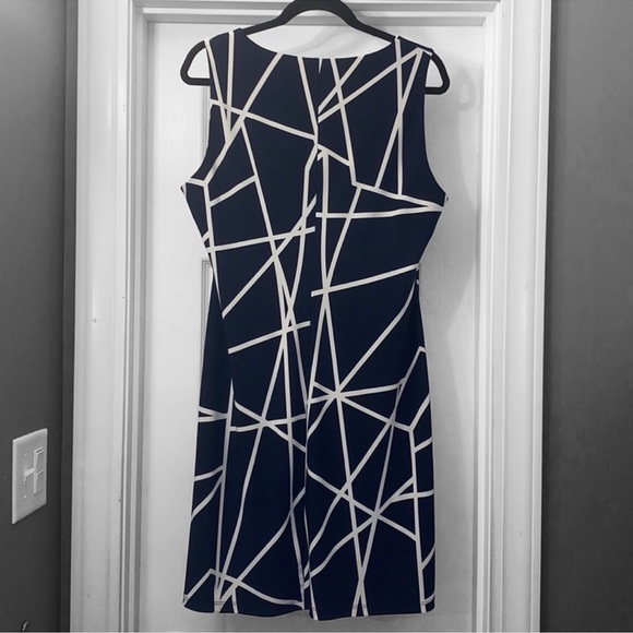 Tommy Hilfiger Weekender Abstract Shift Dress - Picture 5 of 10